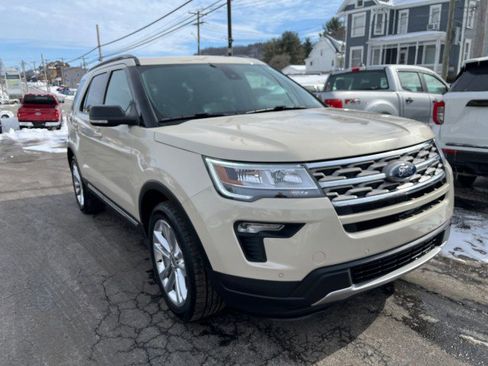 Used 2018 Ford Explorer XLT w/ Equipment Group 202A image 9