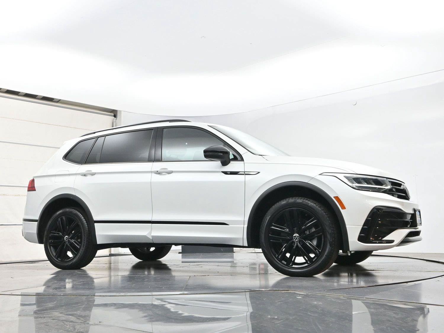 Used 2022 Volkswagen Tiguan SE R-Line AWD/4WD image 30