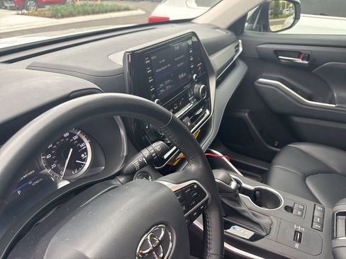 Used 2022 Toyota Highlander XLE image 5