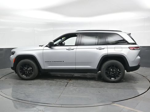 Used 2025 Jeep Grand Cherokee Altitude AWD/4WD image 10