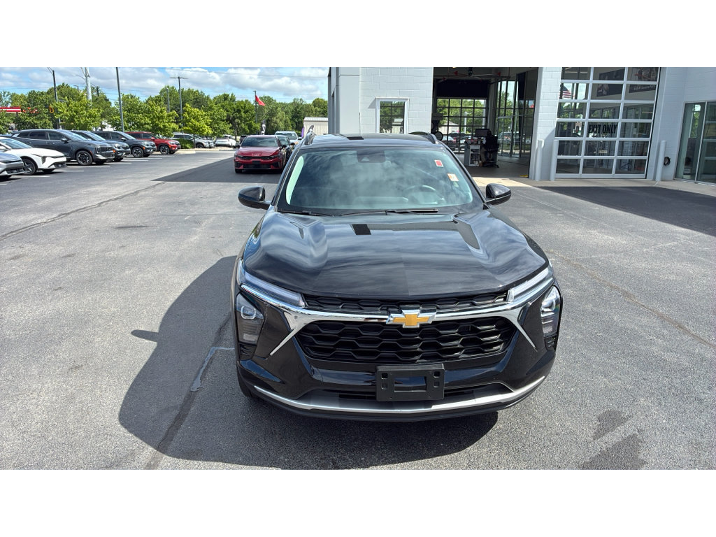 Used 2025 Chevrolet Trax LT FWD image 8