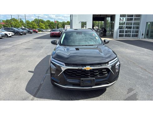 Used 2025 Chevrolet Trax LT FWD image 8