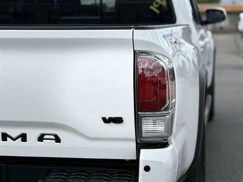 Used 2021 Toyota Tacoma TRD Off-Road w/ TRD Premium Off Road Package AWD/4WD image 14