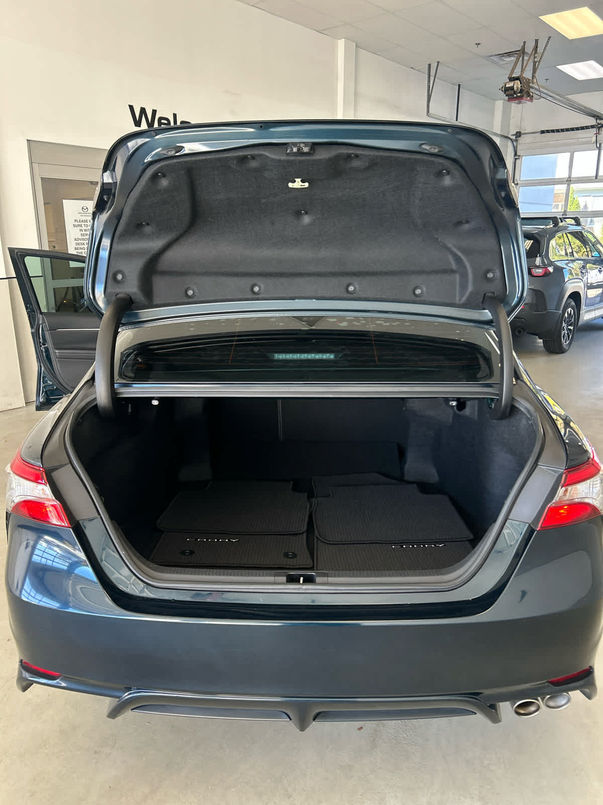 Used 2018 Toyota Camry SE FWD image 19