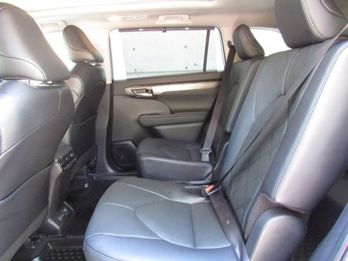 Used 2025 Toyota Highlander Platinum AWD/4WD image 17