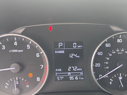 Used 2017 Hyundai Elantra SE image 3