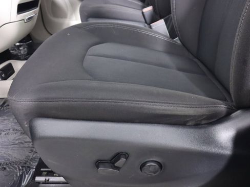 Used 2022 Chrysler Voyager LX image 27