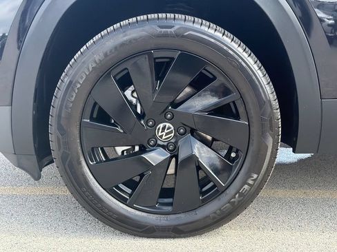Certified 2025 Volkswagen Atlas Cross Sport SE w/ Panoramic Sunroof Package AWD/4WD image 31