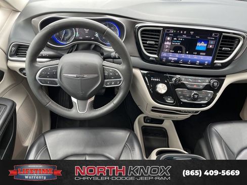 Used 2023 Chrysler Pacifica Touring-L FWD image 11