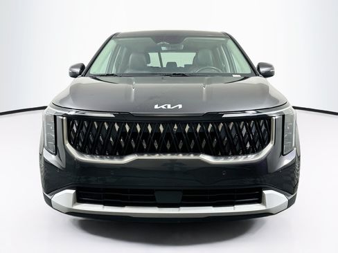 Used 2025 Kia Carnival FWD image 2