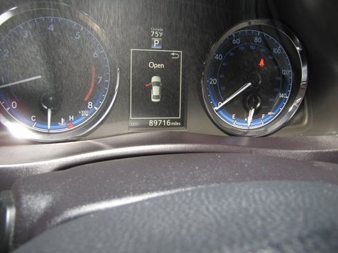 Used 2017 Toyota Corolla XSE image 4