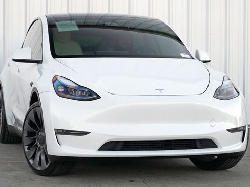 Used 2023 Tesla Model Y Performance image 4