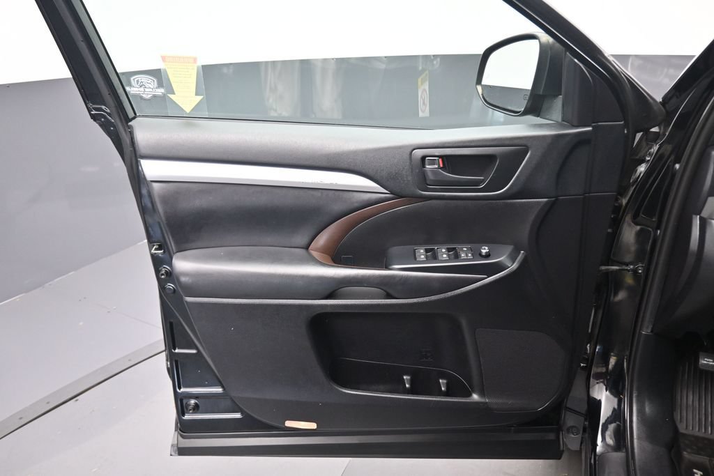Used 2019 Toyota Highlander Plus AWD/4WD image 9
