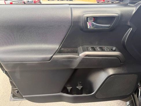 Used 2020 Toyota Tacoma TRD Sport image 10