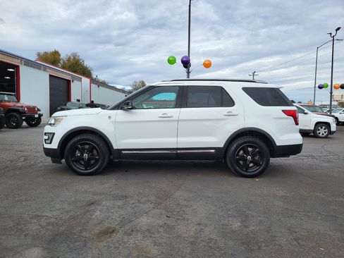 Used 2016 Ford Explorer XLT image 2