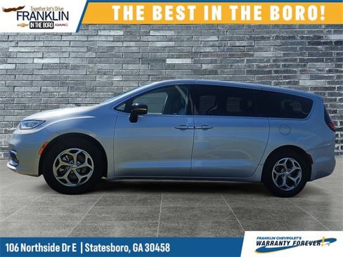 Used 2024 Chrysler Pacifica Limited image 2