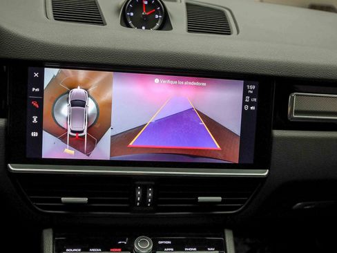 Used 2023 Porsche Cayenne Platinum Edition image 30