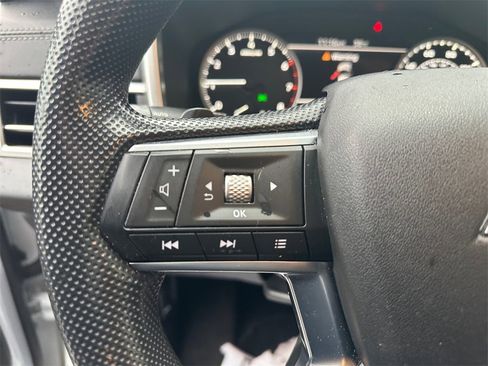 Used 2023 Mitsubishi Outlander ES image 30