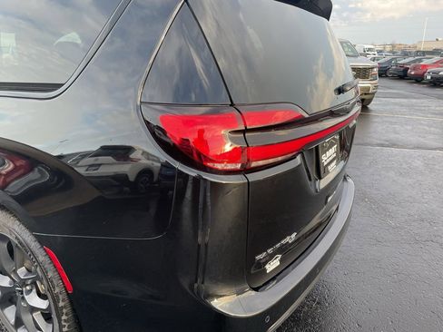 Used 2025 Chrysler Pacifica Limited image 41