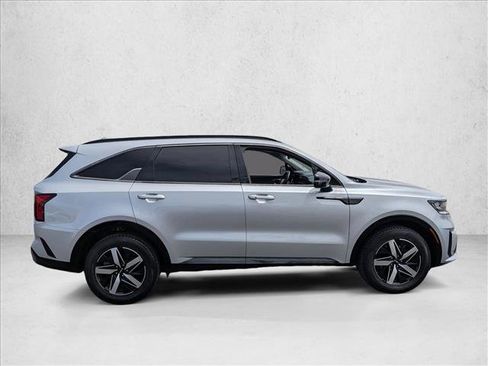 Used 2022 Kia Sorento EX w/ Panoramic Sunroof Package FWD image 4