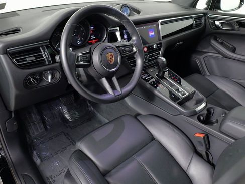 Used 2024 Porsche Macan image 31