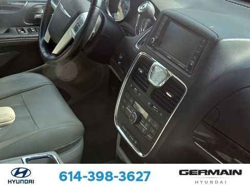 Used 2014 Chrysler Town & Country Touring FWD image 13