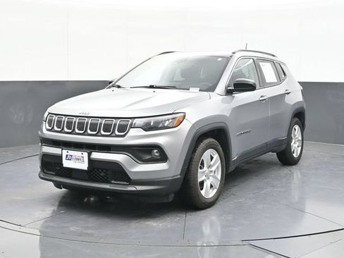 Used 2022 Jeep Compass Latitude FWD image 3