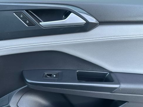 Used 2022 Volkswagen Taos SEL image 19