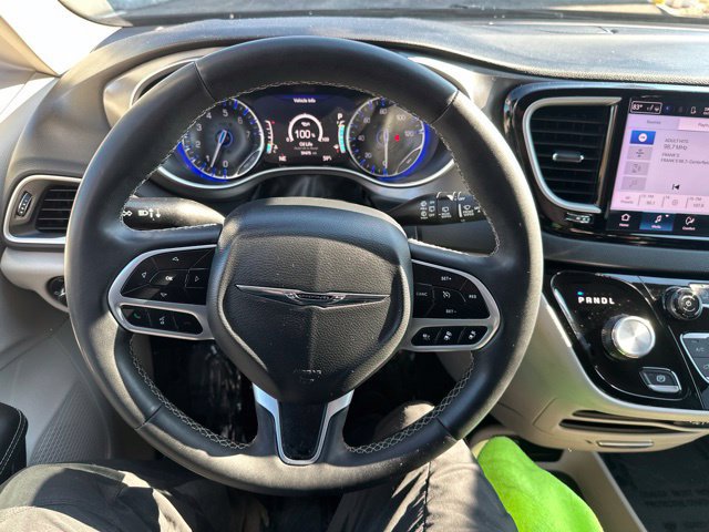 Used 2024 Chrysler Pacifica Touring-L FWD image 21