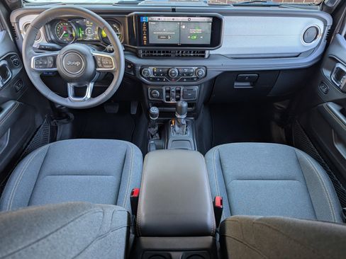Used 2025 Jeep Wrangler Sahara image 22