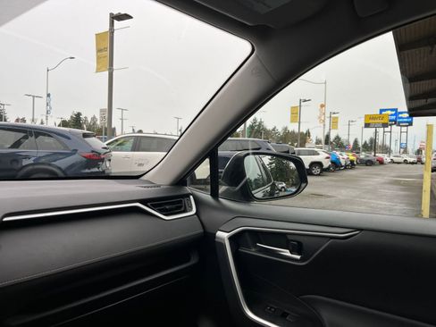 Used 2025 Toyota RAV4 XLE image 37