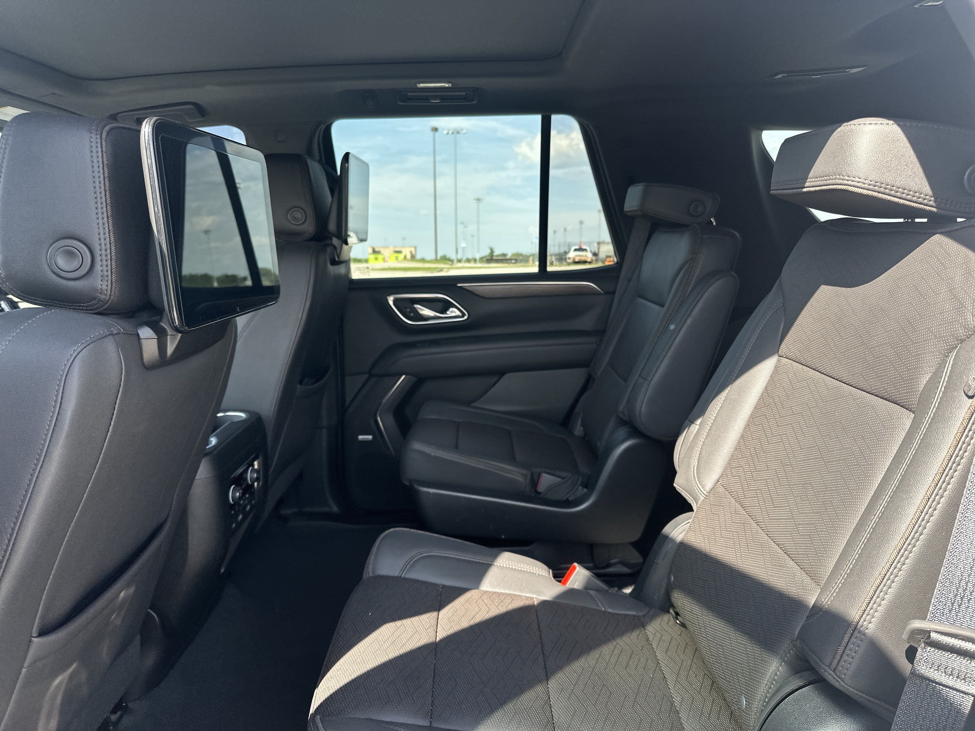Used 2023 Chevrolet Tahoe High Country w/ Advanced Technology Package AWD/4WD image 33