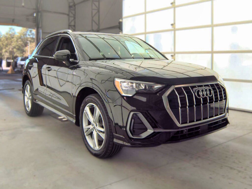 Used 2020 Audi Q3 2.0T Premium w/ Convenience Package AWD/4WD image 4