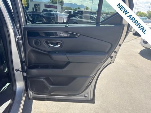 Used 2025 Honda Pilot TrailSport image 13