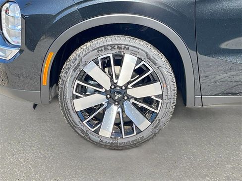 New 2025 Mitsubishi Outlander SE image 33
