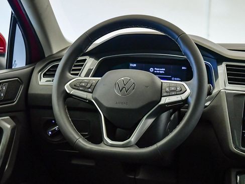 Used 2022 Volkswagen Tiguan SE w/ Panoramic Sunroof Package image 13