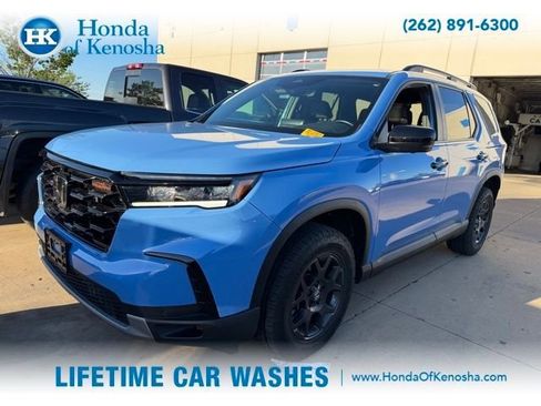 Used 2025 Honda Pilot TrailSport image 1