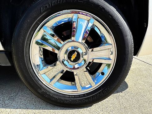 Used 2010 Chevrolet Suburban LTZ RWD image 9