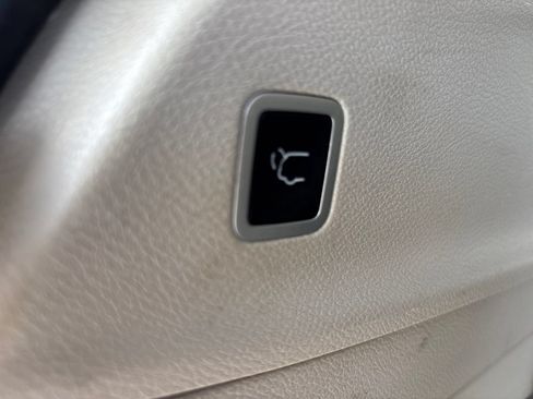 Used 2024 Chrysler Pacifica Touring-L FWD image 7