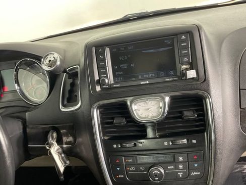 Used 2016 Chrysler Town & Country Touring FWD image 19