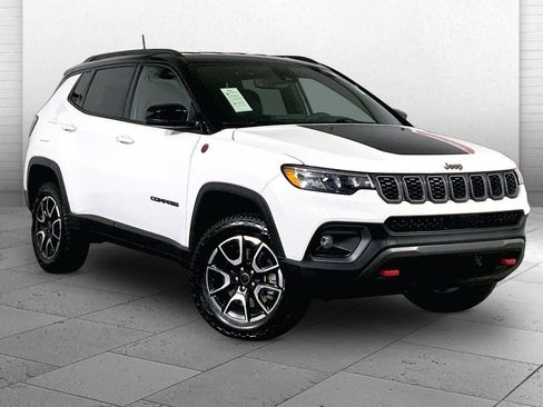 Used 2025 Jeep Compass Trailhawk AWD/4WD image 1