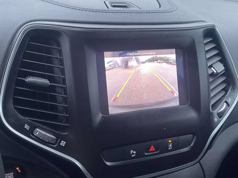Used 2021 Jeep Cherokee Latitude Plus FWD image 20