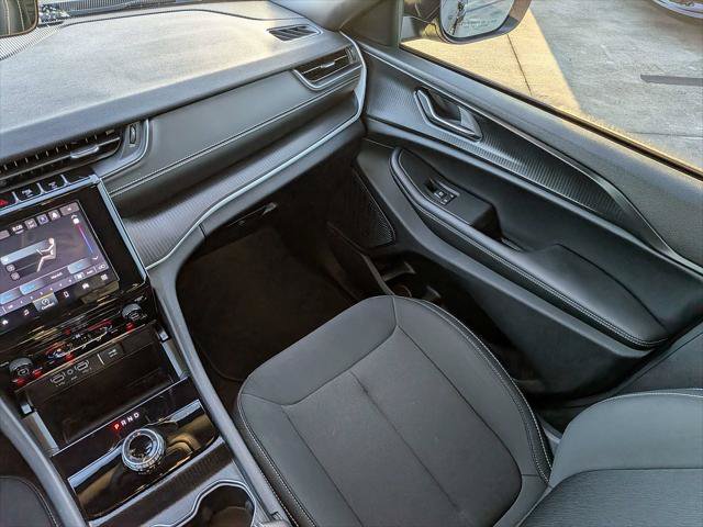Certified 2025 Jeep Grand Cherokee Laredo RWD image 17
