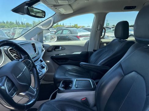Used 2021 Chrysler Pacifica Touring-L FWD image 20