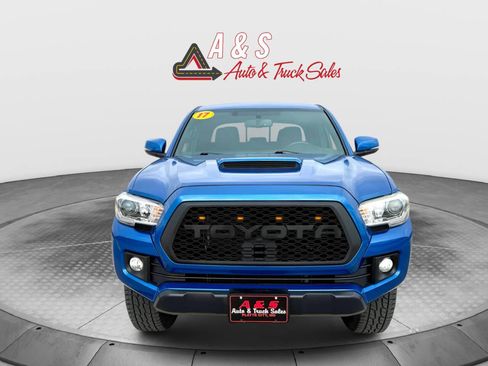 Used 2017 Toyota Tacoma TRD Sport image 2