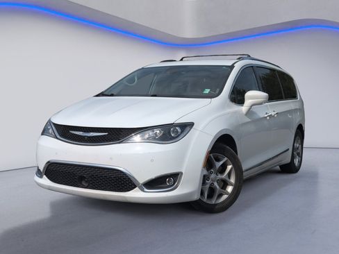 Used 2019 Chrysler Pacifica Touring-L Plus w/ Advanced Safetytec Group FWD image 2