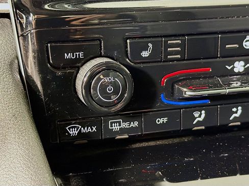 Used 2021 Jeep Grand Cherokee L Laredo w/ Luxury Tech Group I AWD/4WD image 24