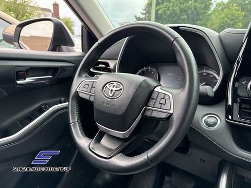 Used 2022 Toyota Highlander XLE image 10