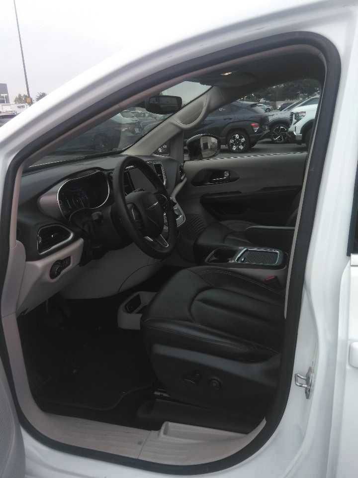 Used 2024 Chrysler Pacifica Touring-L FWD image 11