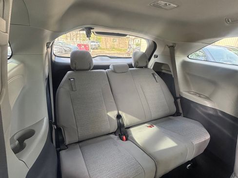 Used 2022 Toyota Sienna LE FWD image 14